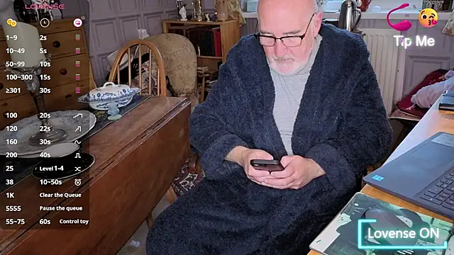 Snapshot of Adamdaddybear chatting on October 29, 7:32 am Adamdaddybear online show from October 29, 7:32 am