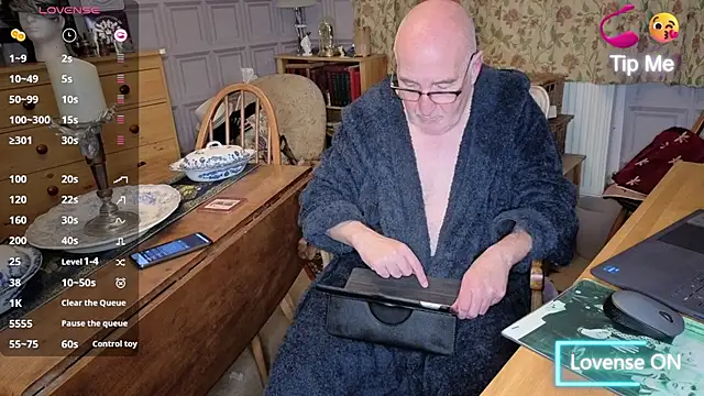 Snapshot of Adamdaddybear chatting on November 1, 9:06 pm Adamdaddybear online show from November 1, 9:06 pm