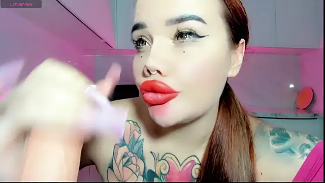 Snapshot of Aira_vi chatting on December 6, 2:24 am Aira vi online show from December 6, 2:24 am