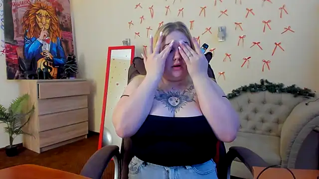 Snapshot of Doliss chatting on December 14, 7:03 am Doliss online show from December 14, 7:03 am