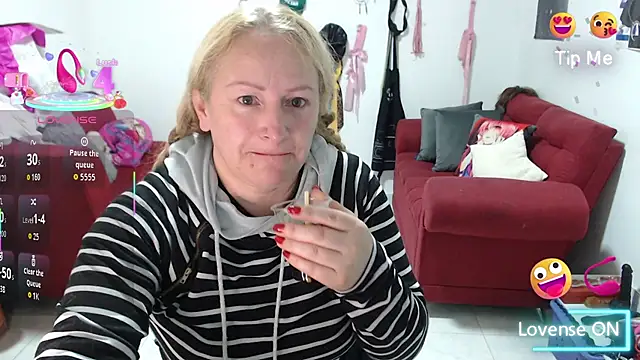 Snapshot of emperabigbootybigass chatting on November 27, 12:18 pm emperabigbootybigass online show from November 27, 12:18 pm