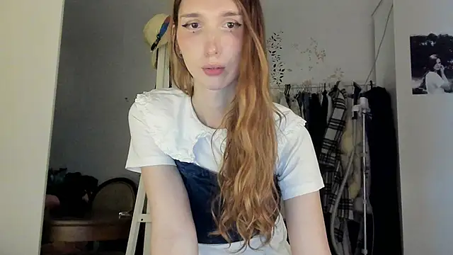 Snapshot of LisaIcon chatting on June 15, 8:44 pm LisaIcon online show from June 15, 8:44 pm