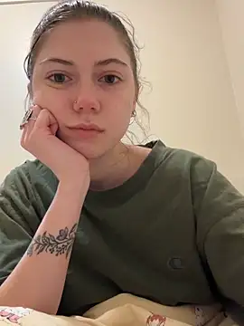 emilycoco online show from February 20, 4:42 am