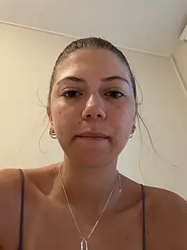 Snapshot of emilycoco chatting on June 14, 8:33 pm emilycoco online show from June 14, 8:33 pm