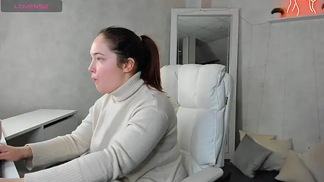 Aliisson Edwards online show from February 2, 12:30 am