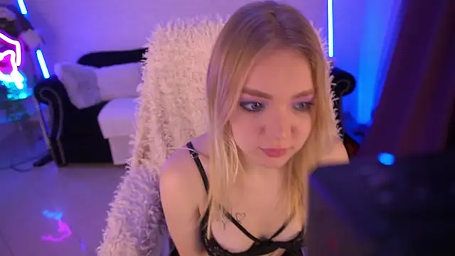 Snapshot of EmilySunshineS chatting on January 5, 10:19 pm EmilySunshineS online show from January 5, 10:19 pm