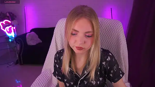 Snapshot of EmilySunshineS chatting on January 21, 9:57 pm EmilySunshineS online show from January 21, 9:57 pm