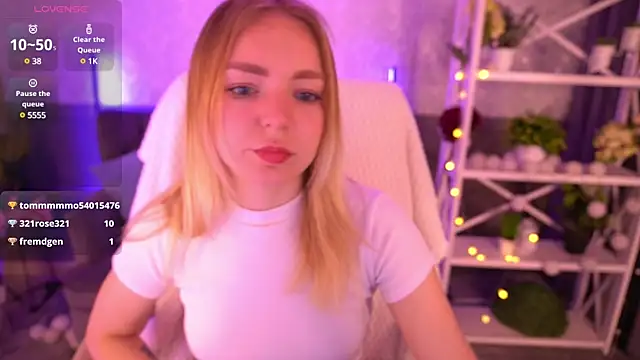 Snapshot of EmilySunshineS chatting on February 3, 1:09 am EmilySunshineS online show from February 3, 1:09 am