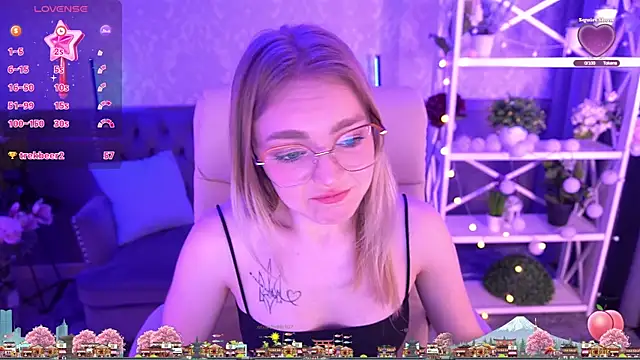 Snapshot of EmilySunshineS chatting on February 9, 1:44 am EmilySunshineS online show from February 9, 1:44 am