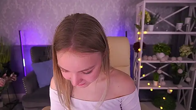 Snapshot of EmilySunshineS chatting on February 9, 9:49 pm EmilySunshineS online show from February 9, 9:49 pm