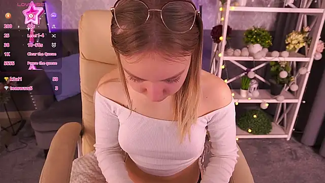 Snapshot of EmilySunshineS chatting on February 10, 1:35 am EmilySunshineS online show from February 10, 1:35 am