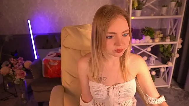 Snapshot of EmilySunshineS chatting on March 9, 9:14 pm EmilySunshineS online show from March 9, 9:14 pm