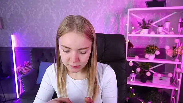 Snapshot of EmilySunshineS chatting on October 2, 7:04 am EmilySunshineS online show from October 2, 7:04 am