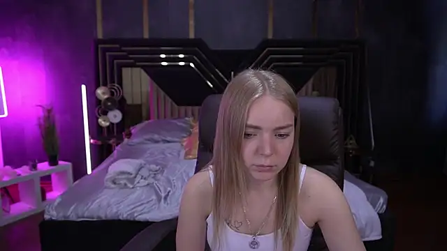 Snapshot of EmilySunshineS chatting on October 13, 1:44 pm EmilySunshineS online show from October 13, 1:44 pm