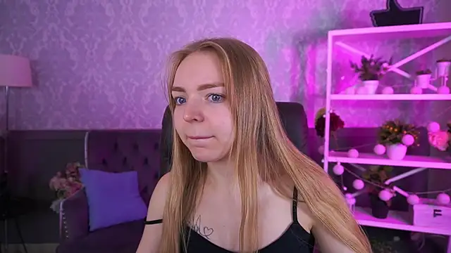 Snapshot of EmilySunshineS chatting on October 17, 6:16 am EmilySunshineS online show from October 17, 6:16 am