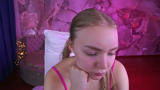 Snapshot of EmilySunshineS chatting on October 26, 8:20 am EmilySunshineS online show from October 26, 8:20 am