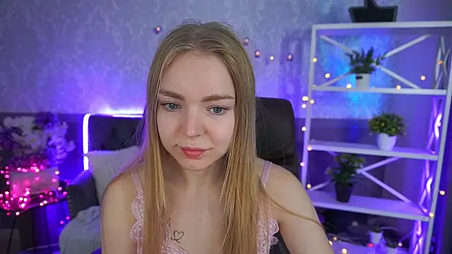 Snapshot of EmilySunshineS chatting on November 2, 7:33 am EmilySunshineS online show from November 2, 7:33 am