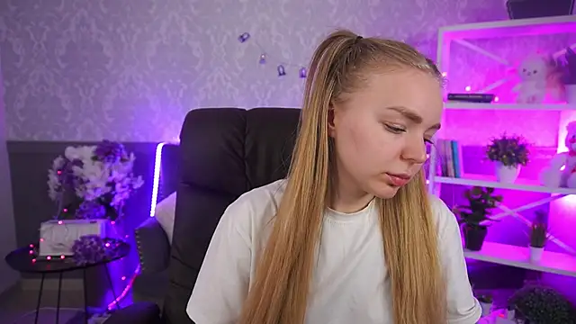 Snapshot of EmilySunshineS chatting on November 8, 8:03 am EmilySunshineS online show from November 8, 8:03 am