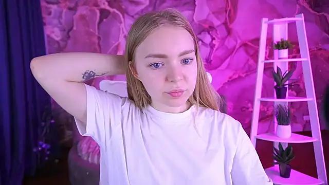 Snapshot of EmilySunshineS chatting on November 12, 7:31 am EmilySunshineS online show from November 12, 7:31 am