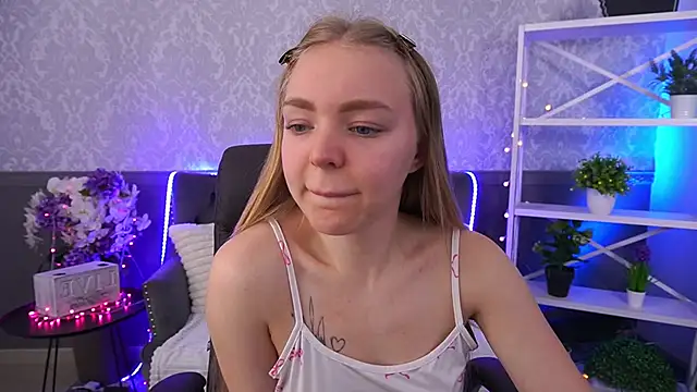 Snapshot of EmilySunshineS chatting on November 17, 7:58 am EmilySunshineS online show from November 17, 7:58 am