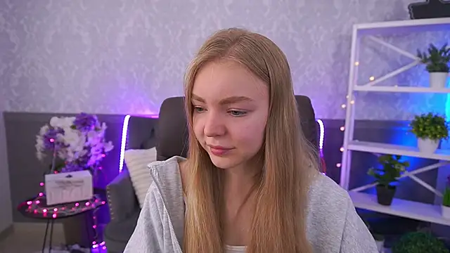 Snapshot of EmilySunshineS chatting on November 19, 8:03 am EmilySunshineS online show from November 19, 8:03 am