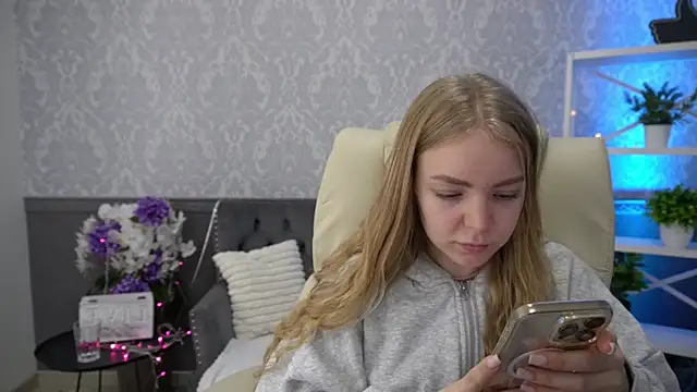 Snapshot of EmilySunshineS chatting on November 24, 7:19 am EmilySunshineS online show from November 24, 7:19 am