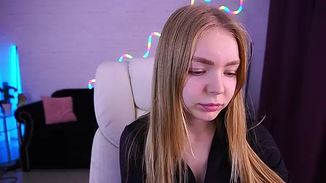 Snapshot of EmilySunshineS chatting on December 3, 9:29 am EmilySunshineS online show from December 3, 9:29 am