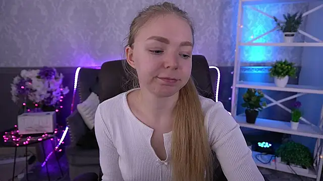 Snapshot of EmilySunshineS chatting on December 4, 2:04 pm EmilySunshineS online show from December 4, 2:04 pm