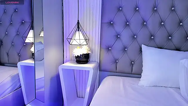 Snapshot of VioletthaRous chatting on July 22, 10:34 pm VioletthaRous online show from July 22, 10:34 pm