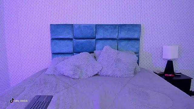 Snapshot of kitty_ford chatting on February 13, 8:34 pm kitty ford online show from February 13, 8:34 pm