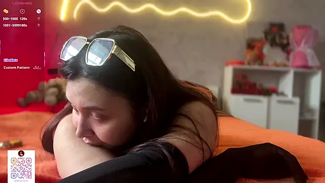 Snapshot of UdeleBarns chatting on October 22, 6:02 am UdeleBarns online show from October 22, 6:02 am