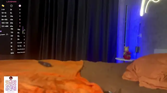 Snapshot of UdeleBarns chatting on November 5, 7:30 am UdeleBarns online show from November 5, 7:30 am