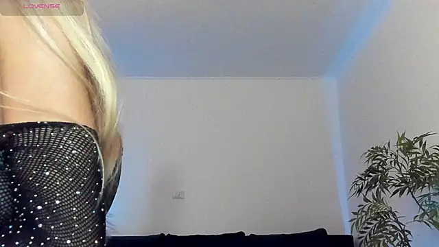 Snapshot of janecandyy_ chatting on December 14, 8:51 pm janecandyy online show from December 14, 8:51 pm