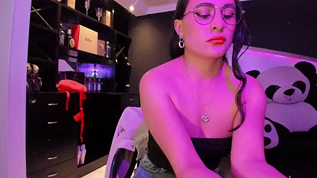 Coral Gibson online show from July 16, 1:39 pm