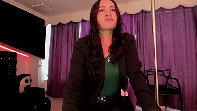 Coral Gibson online show from July 31, 1:32 pm