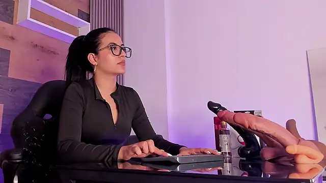 Ellaochoa online show from September 22, 11:45 am