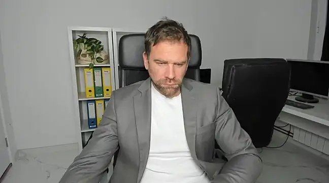 Snapshot of John-E-Dough chatting on December 6, 5:53 am John-E-Dough online show from December 6, 5:53 am