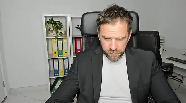 Snapshot of John-E-Dough chatting on December 18, 3:58 am John-E-Dough online show from December 18, 3:58 am