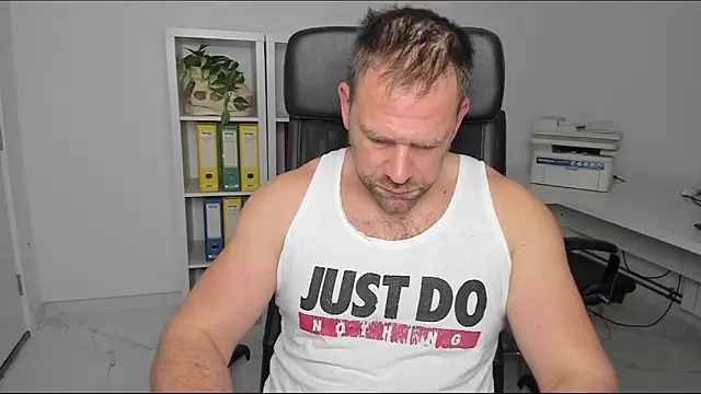 Snapshot of John-E-Dough chatting on December 31, 6:05 am John-E-Dough online show from December 31, 6:05 am