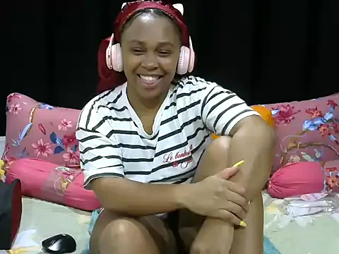 Snapshot of Pearl_00 chatting on June 2, 7:49 pm Pearl 00 online show from June 2, 7:49 pm