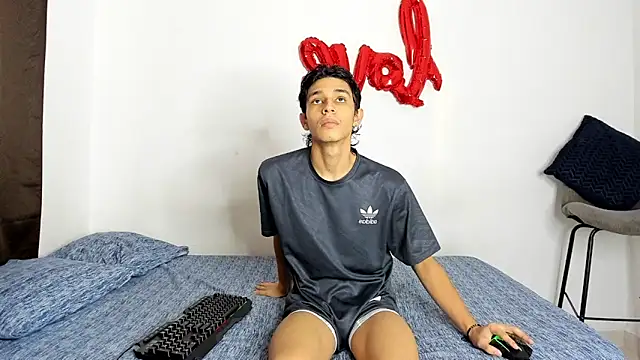 Snapshot of evanscollins chatting on November 5, 9:59 pm evanscollins online show from November 5, 9:59 pm