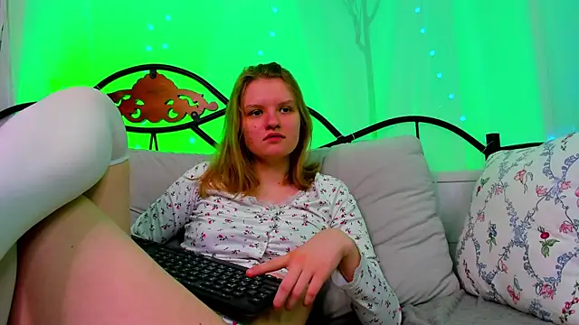 Snapshot of LilianSwall chatting on March 20, 12:32 pm LilianSwall online show from March 20, 12:32 pm