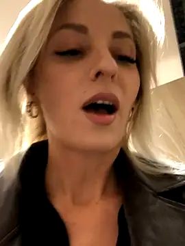 Snapshot of Diamond_Bunny_ chatting on October 5, 2:04 pm Diamond Bunny online show from October 5, 2:04 pm