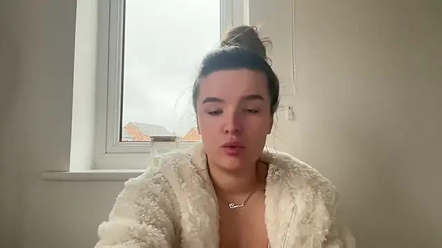 maisiesmithx online show from January 13, 1:05 pm