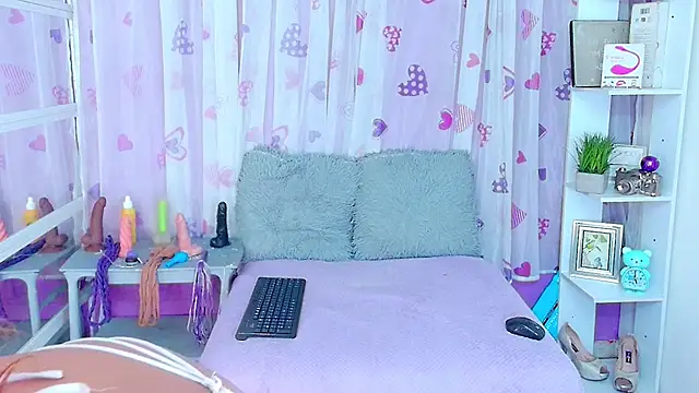 DevoniCollins online show from February 4, 8:06 pm