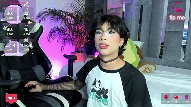 Snapshot of sue___0 chatting on December 4, 2:04 pm sue 0 online show from December 4, 2:04 pm