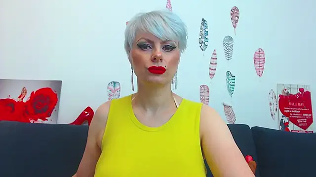 Snapshot of ForeverBarbie_ chatting on October 13, 9:48 pm ForeverBarbie online show from October 13, 9:48 pm