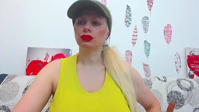 Snapshot of ForeverBarbie_ chatting on December 15, 2:16 am ForeverBarbie online show from December 15, 2:16 am