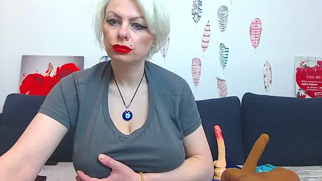 Snapshot of ForeverBarbie_ chatting on March 16, 1:22 am ForeverBarbie online show from March 16, 1:22 am