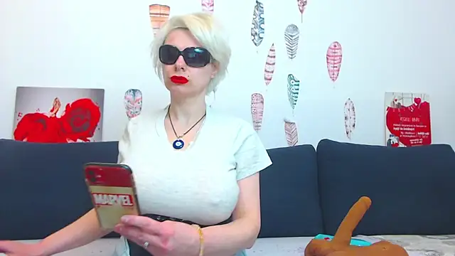 Snapshot of ForeverBarbie_ chatting on March 17, 2:05 am ForeverBarbie online show from March 17, 2:05 am